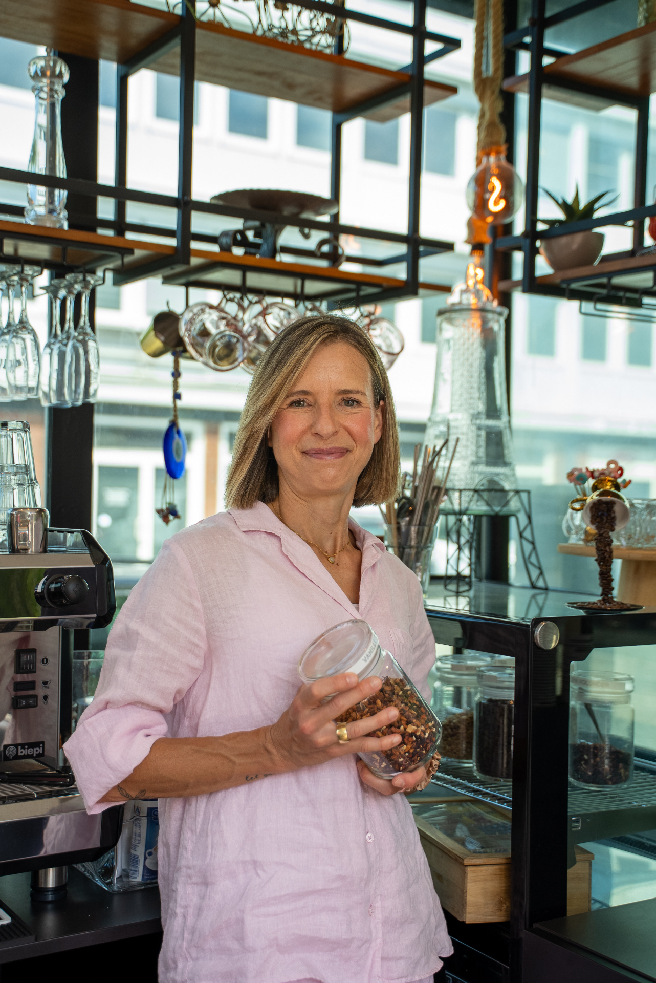 Kathrin Kouba mit einem Glas voller Zutaten